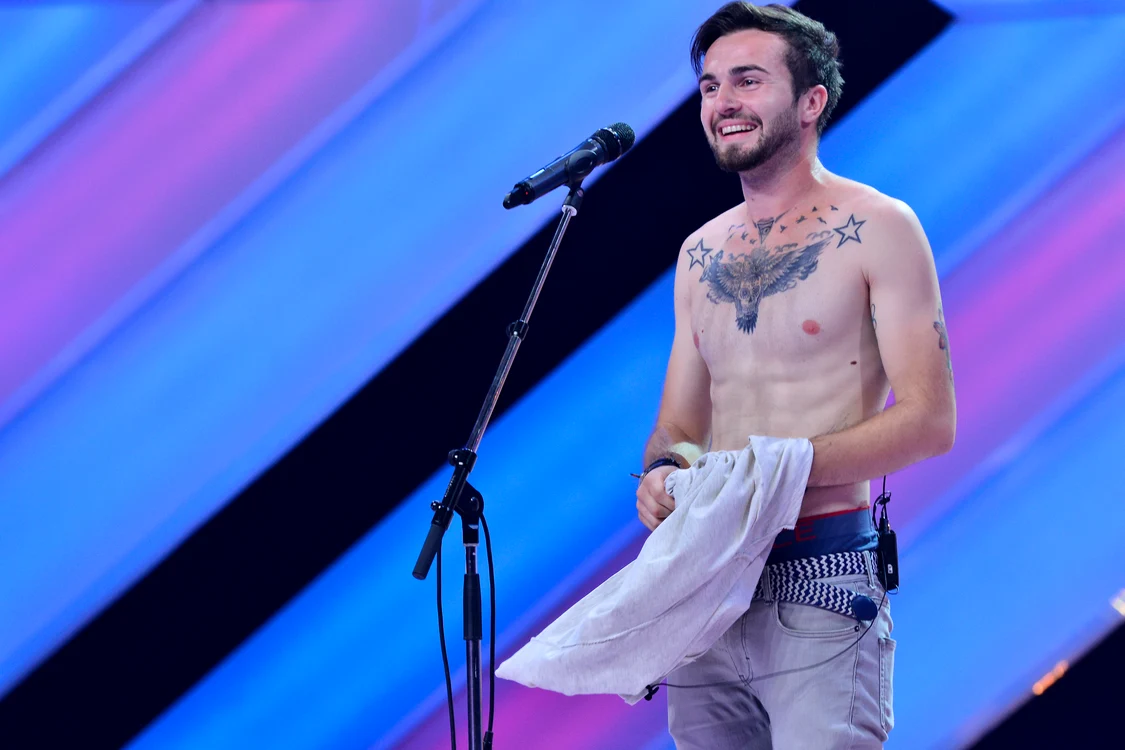 
    Acesta este Florin Şchiopu, noul concurent, vânzătorul de legume-fructe care a cucerit-o pe DeliaFoto: Antena 1  