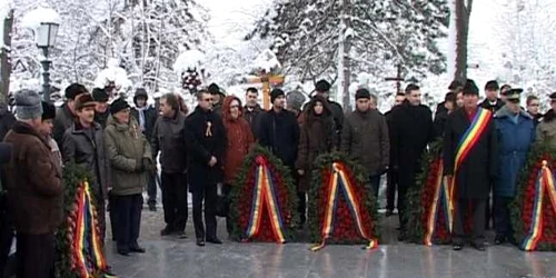 Oficialităţile au depus coroane la Monumentul Eroilor FOTO