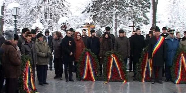 Oficialităţile au depus coroane la Monumentul Eroilor FOTO