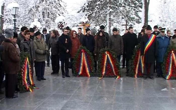 Oficialităţile au depus coroane la Monumentul Eroilor FOTO: adevarul