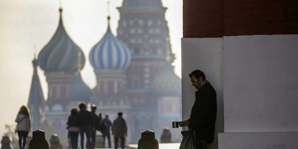 Un bărbat cerşeşte bani în faţa Catedralei Sfântul Vasile din Piaţa Roşie din Moscova Rusia FOTO EPA EFE  Sergei Ilnitsky