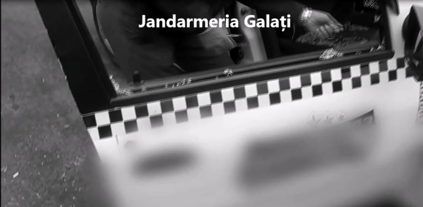 Tânărul a aruncat cu o bordură în geamul unui taxi, rănindu-l pe fostul concubin al mamei sale Foto: captură video IJJ Galaţi
