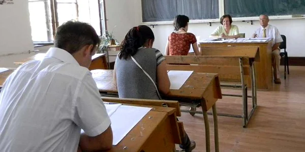 Doar două treimi dintre candidati au dus examenul până la capăt. Foto