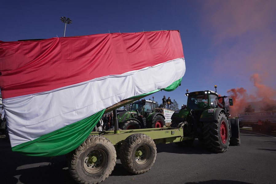 Agricultorii italieni, cu tractoarele în drum spre Roma. Vor să rămână în capitală toată săptămâna