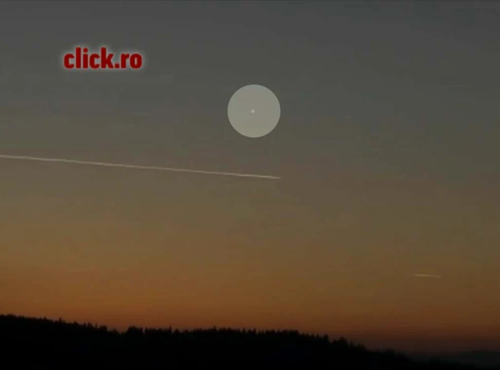 
    Se mişcă foarte repede în raport cu avionulcaptură: youtube  