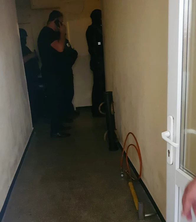 Comisarul șef Daniel Popescu, polițist de penitenciar, în timpul negocierii FOTO / Prison Info