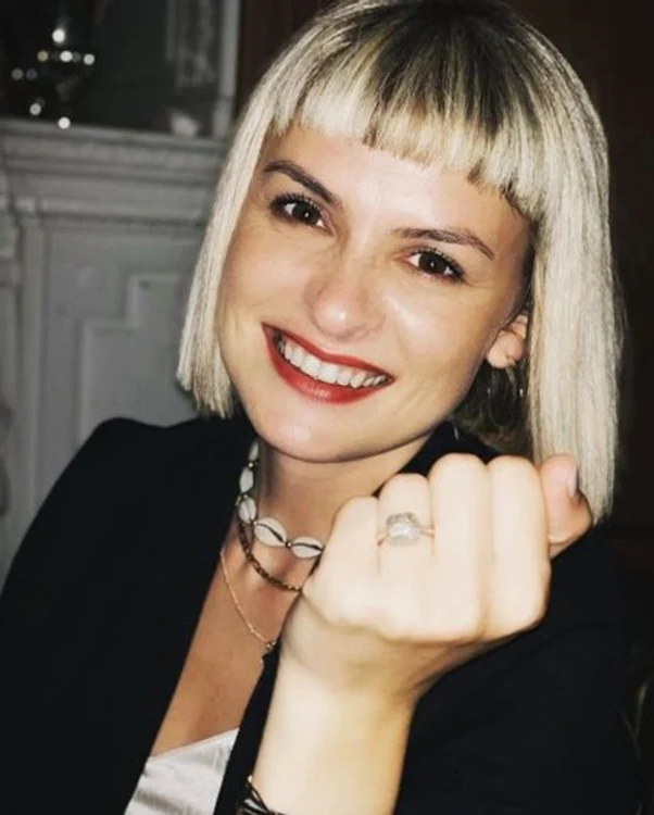 Ioana le-a arătat prietenilor virtuali inelul de logodnă 