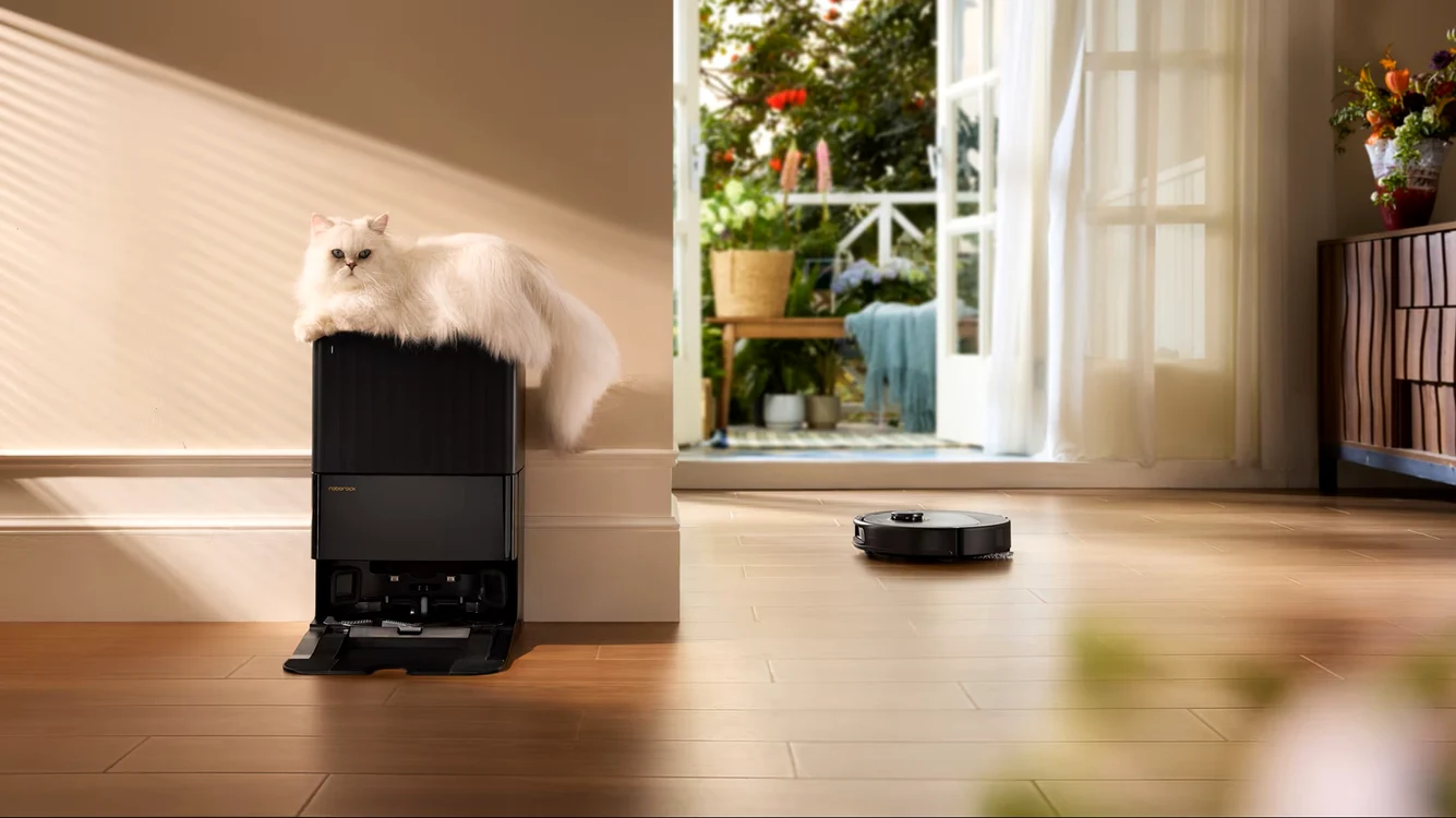 Roborock Qrevo 5AE B cu stație în acțiune și pisică în living