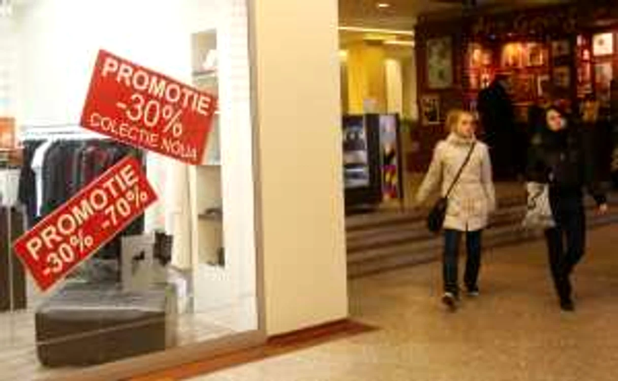 Sucevenii trec nepăsători pe lângă promoţiile oferite de marile magazine