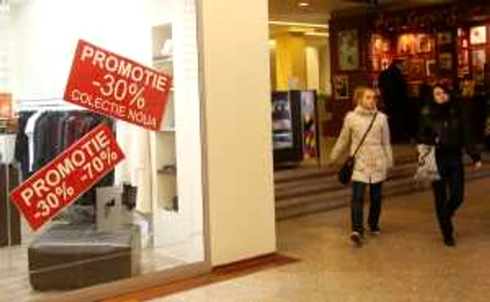 Sucevenii trec nepăsători pe lângă promoţiile oferite de marile magazine