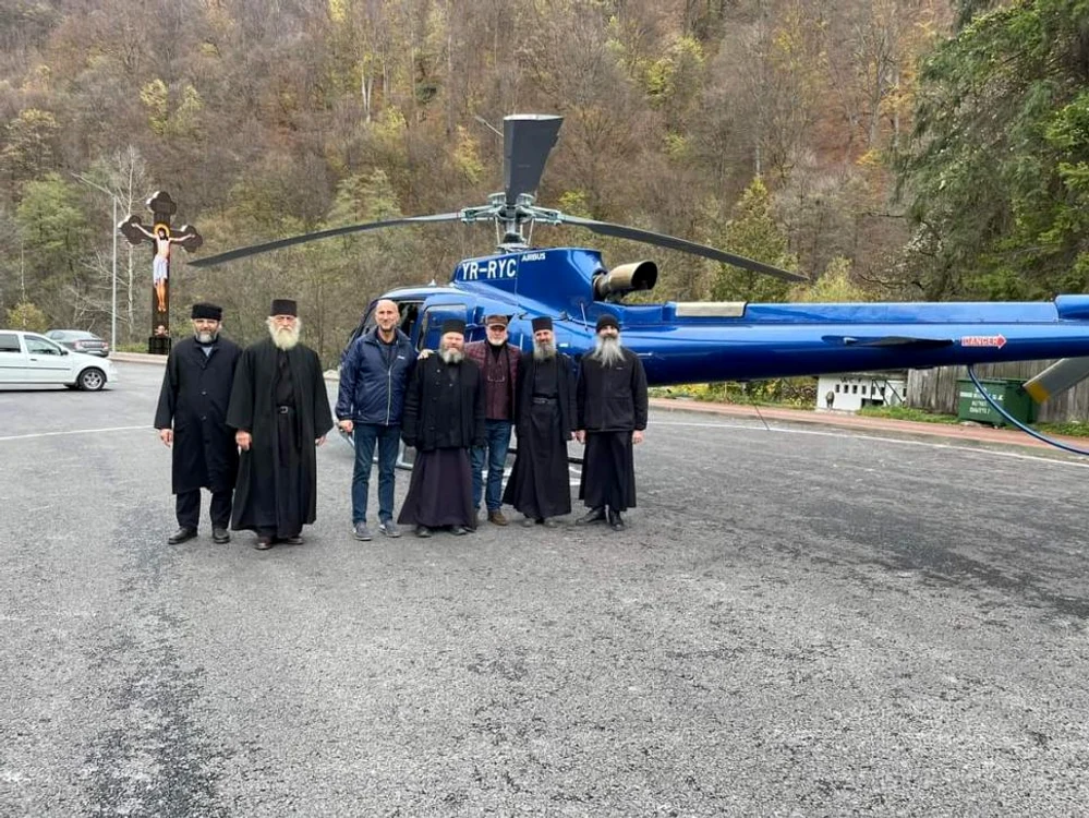 Răzvan Bucuroiu a venit cu elicopterul la Mănăstirea Lainici Foto: Facebook