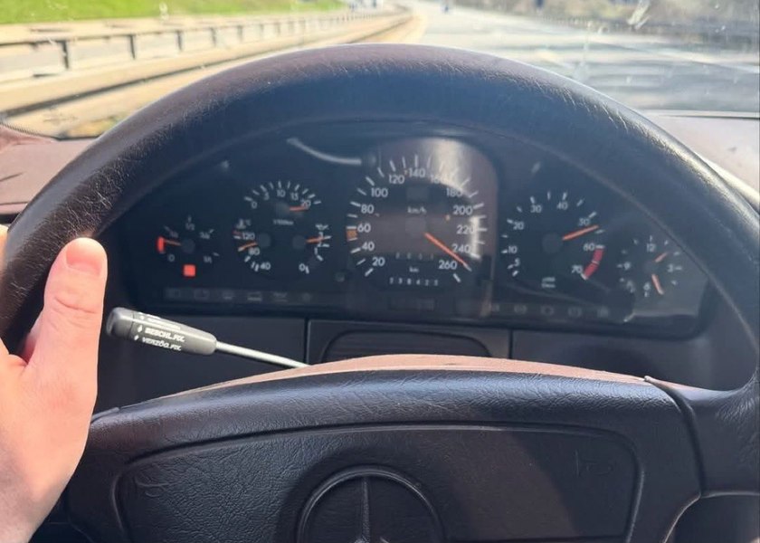 Un europarlamentar fost pilot de curse, anchetat după ce a postat imagini în care se vede că şofează cu 250 km/h