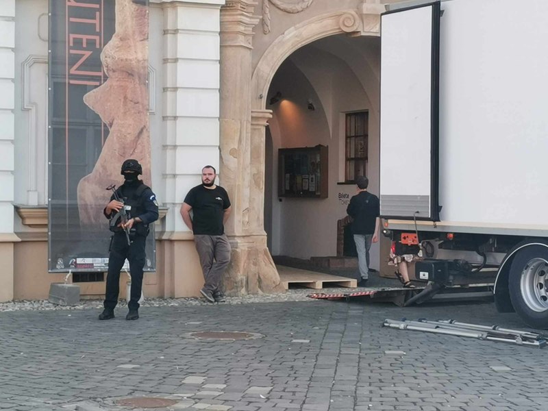 Operațiunea „Brâncuși" la Timișoara, cu mascați și arme. Artă de 140 de milioane de euro a sosit în oraș FOTO
