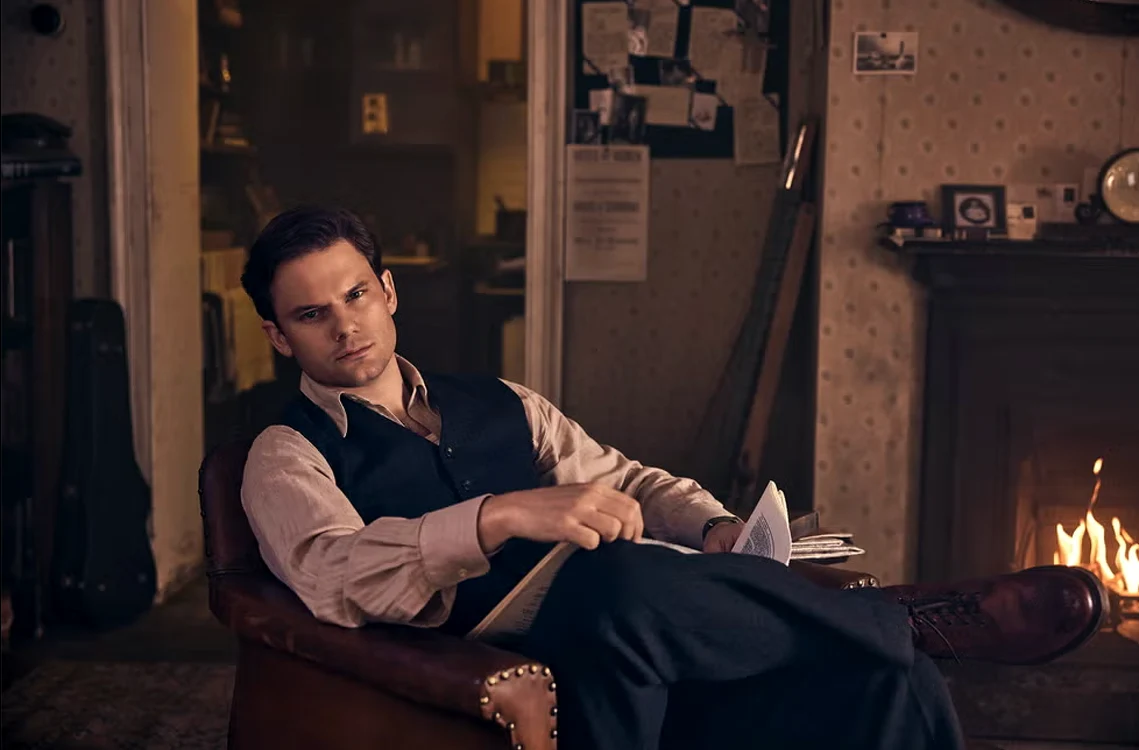Jeremy Irvine îl interpretează pe Henry Beauchamp.