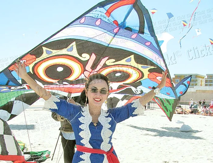 Zeci de zmeie au fost purtate de vânt