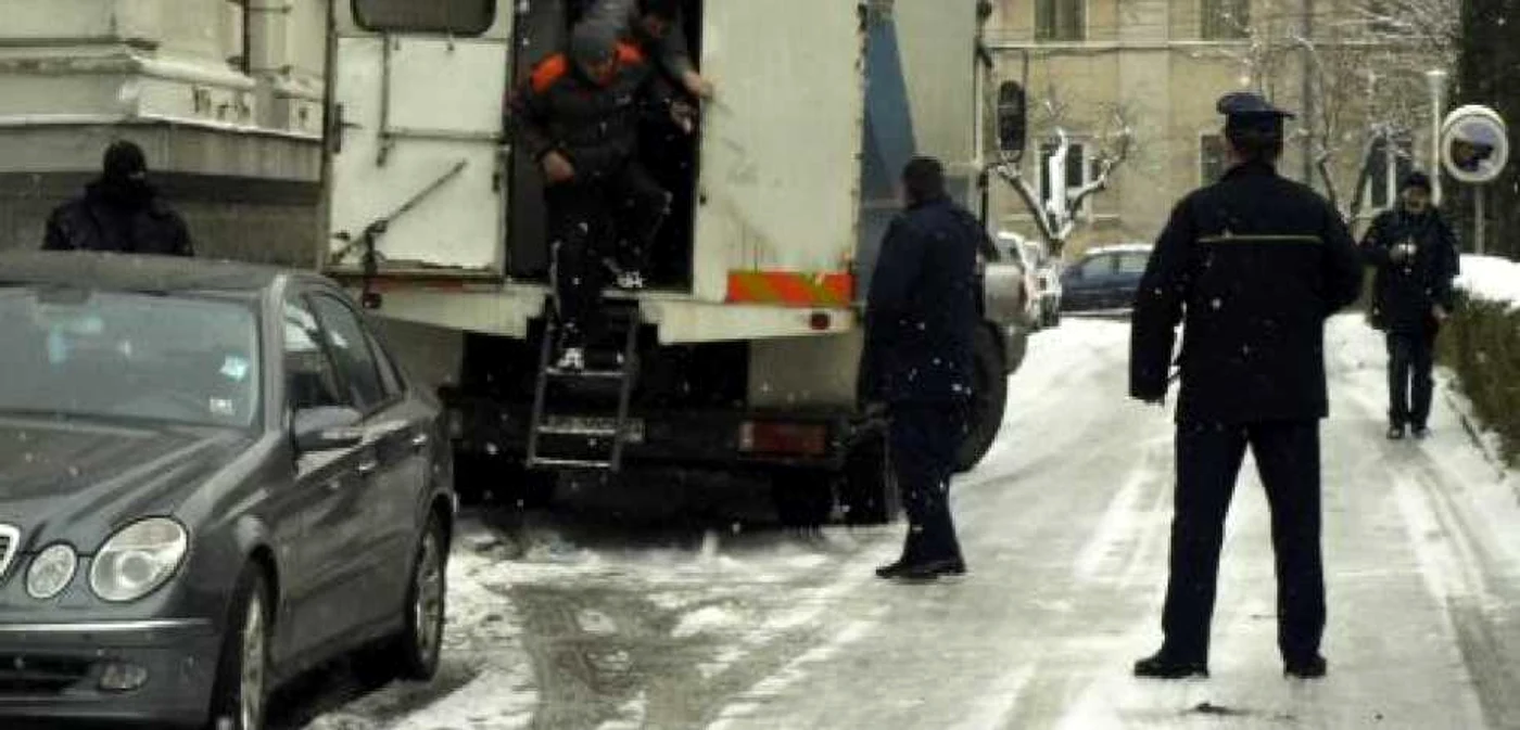 Hackerii au fost aduşi sub escortă, la Tribunalul Hunedoara. 