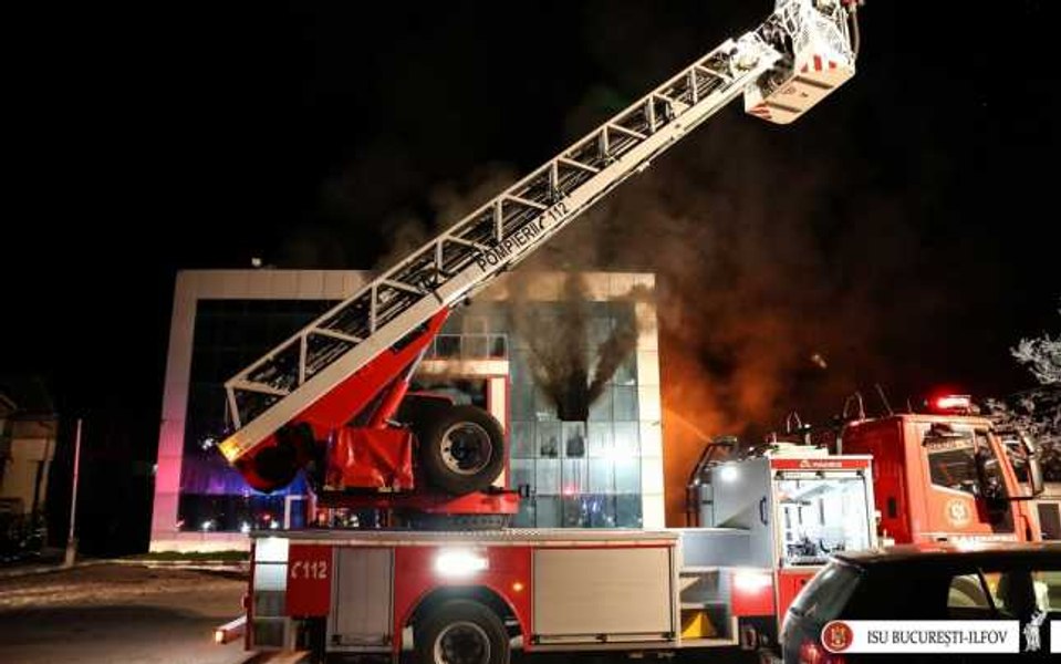 Un bărbat din Otopeni a turnat benzină pe obiecte de mobilier şi le-a dat foc pe terasa unei locuinţe