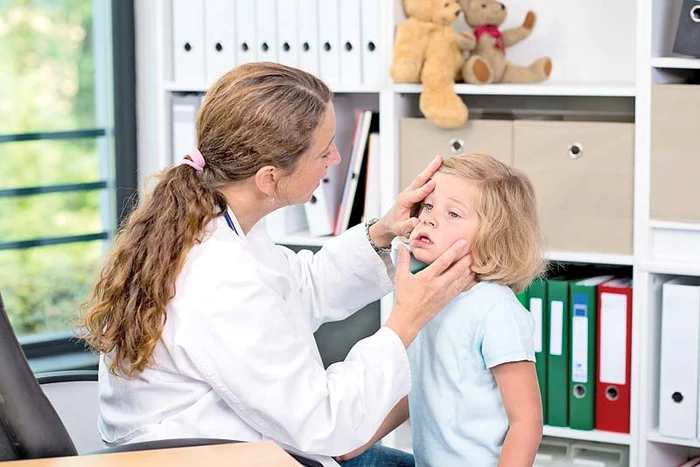 Părinţii care suferă de vreo afecţiune la ochi trebuie să-şi ducă la timp copiii la oftalmolog