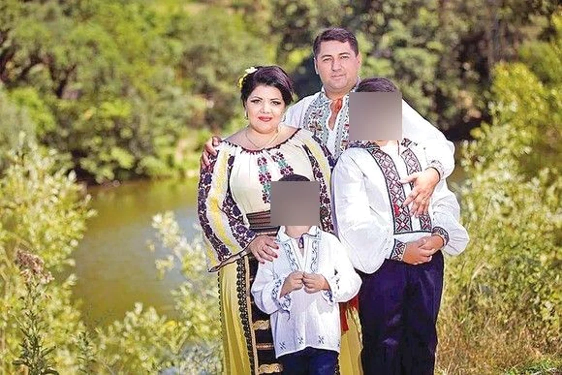 
    Anișoara Dabija alături de fostul soț și cei doi băieți ai lor Sursă foto: Arhivă personală   