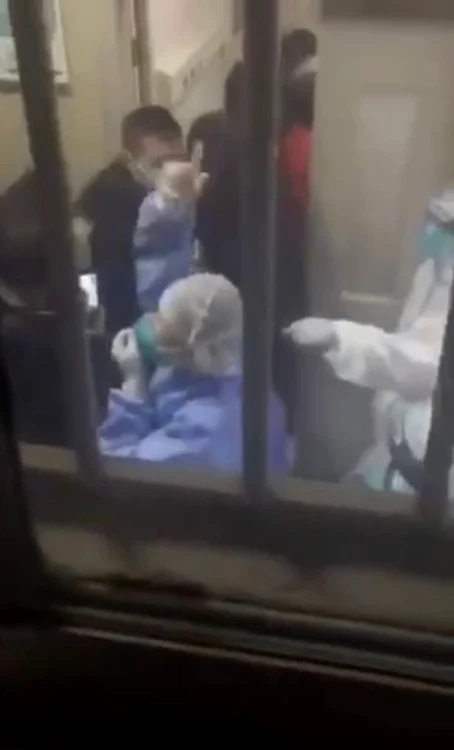 Personalul medical se luptă să ţină mulţimea sub control