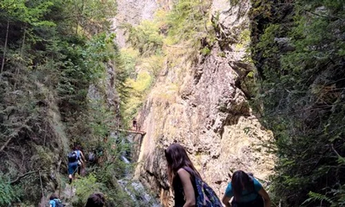 valea lui stan turisti jpeg