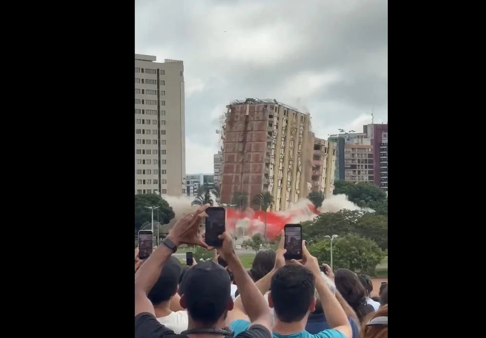 Momentul spectaculos în care cel mai vechi hotel de lux din Brazilia, Torre Palace, este demolat prin implozie: sfârșitul unui simbol al luxului