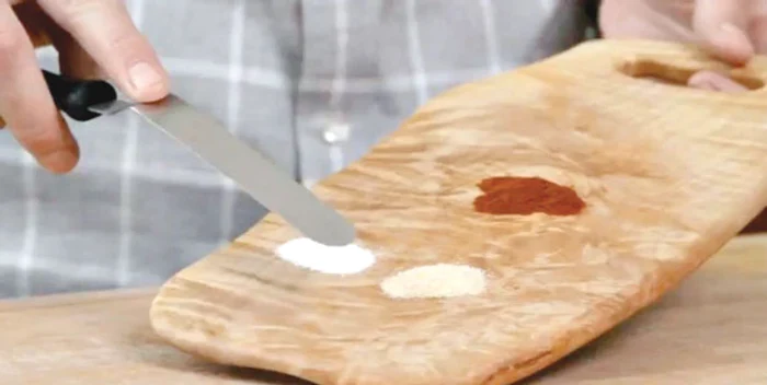 Sosul conţine maioneză, muştar  şi castraveţi muraţi  tocaţi mărunt, la  care se adaugă puţin  oţet, praf de usturoi,  praf de ceapă şi boia  de ardei