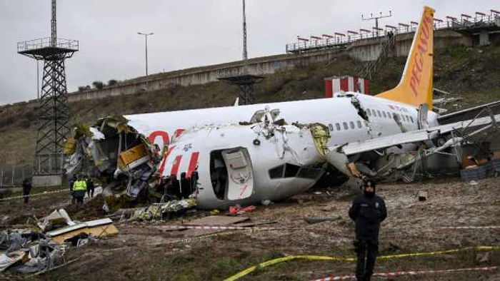 Avionul companiei Pegasus s-a rupt în trei după ce a ieşit de pe pistă, la aterizare FOTO AFP