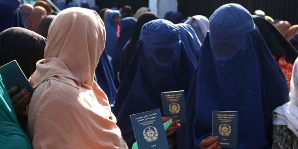 Femei afgane aşteaptă pentru vize la consulatul pakistanez după o busculadă la Jalalabad în care au murit 11 femei FOTO EPA-EFE