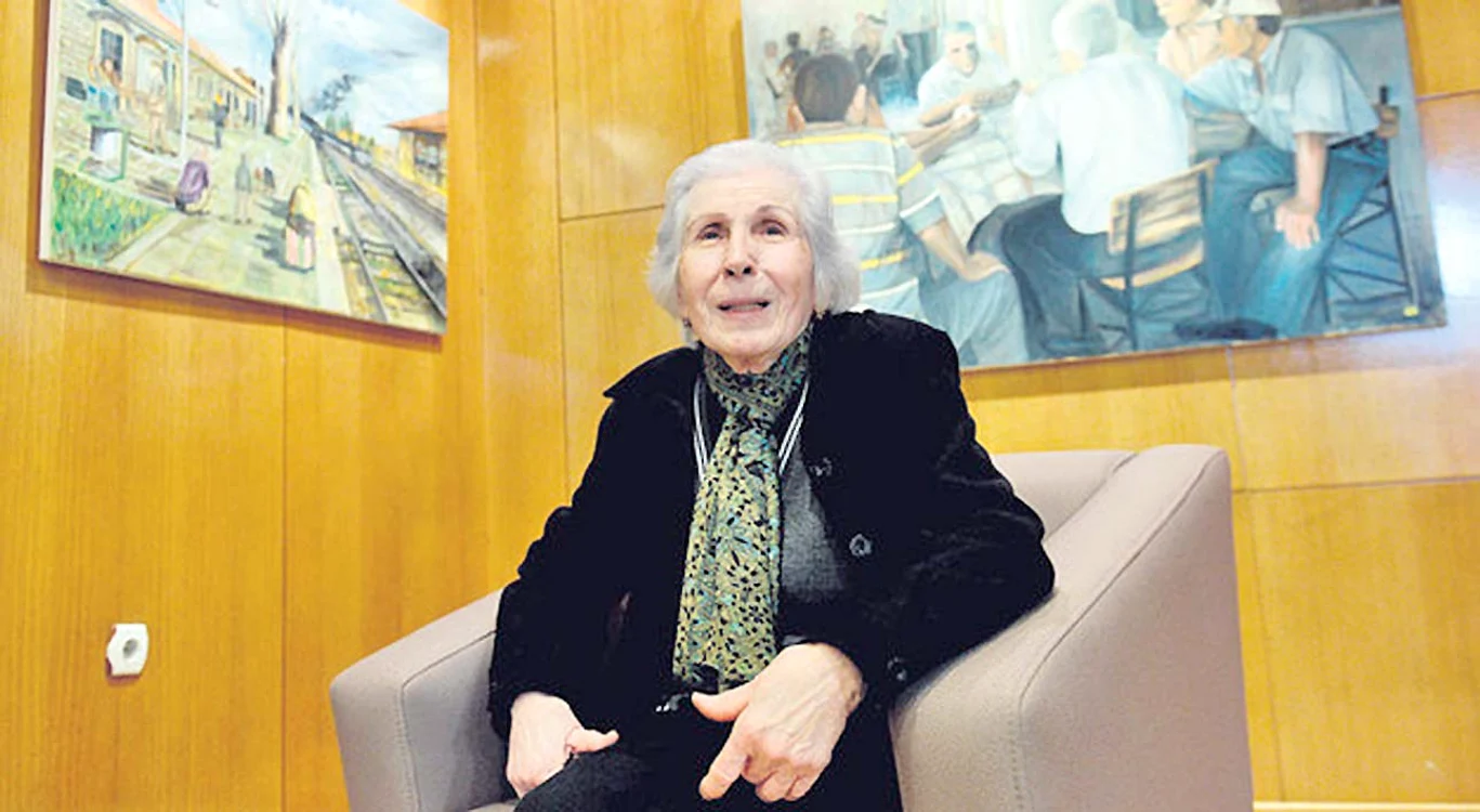 
    Fatma Mihriban  Aktari (84 de ani)  a studiat artele  
