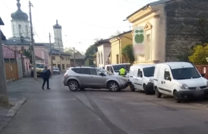 După ce a lovit maşinile parcate, şoferul a fugit de la locul accidentului FOTO IJP Ph