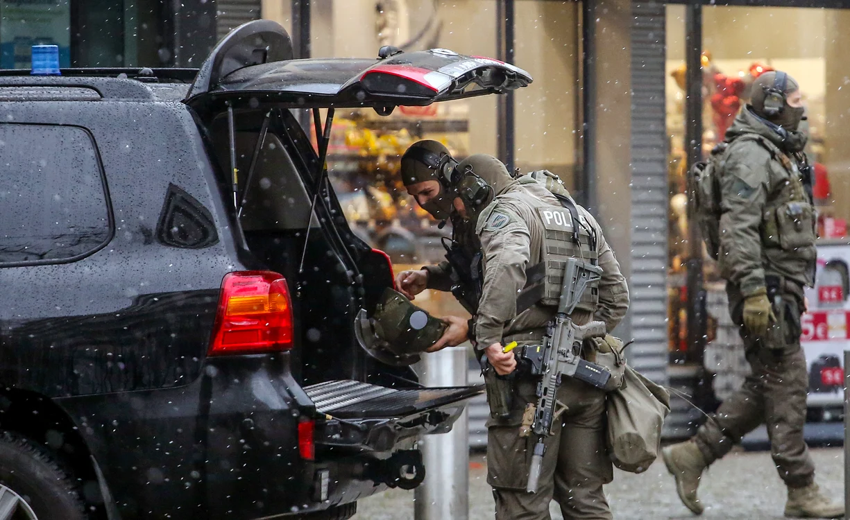 Membri ai unei unități speciale a poliției germane intervenind la Dresda FOTO EPA-EFE
