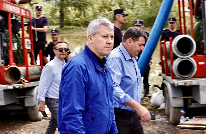 Cătălin Predoiu a vizitat zonele inundate din Covasna. „Codurile galbene și roșii sunt în continuare active”