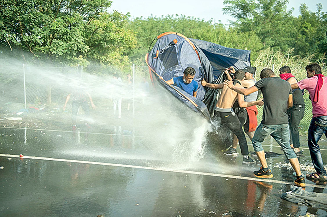 Refugiaţii, respinşi  cu tunuri cu apă