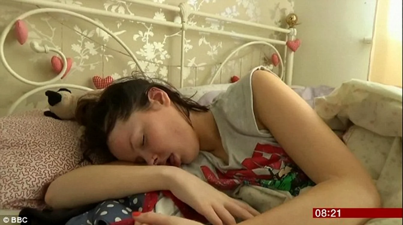 
    Beth Goodier (20 de ani) doarme pe unde apucăfoto: BBC  