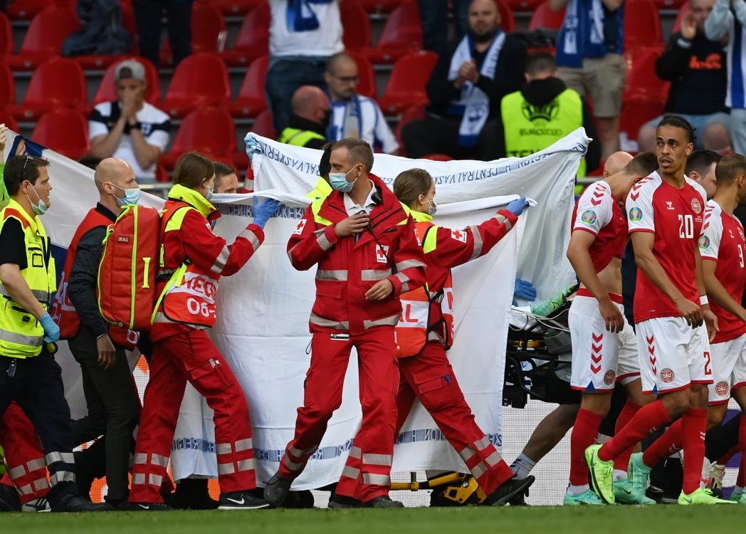 După ce a fost stabilizat, Eriksen a fost transportat la spital (Foto: EPA-EFE)