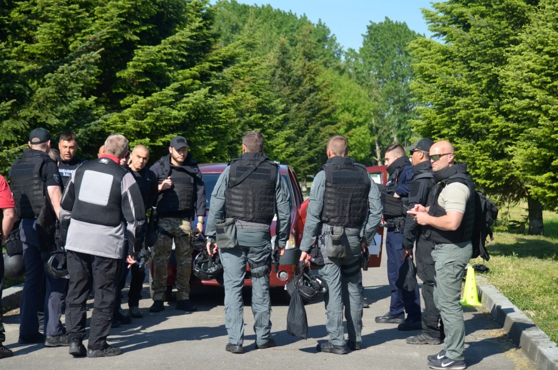 Ofiţeri din 17 state europene s-au pregătit la Drăgăşani - Vâlcea împotriva unor atacuri teroriste cu maşini - berbec Foto Jandarmeria Română