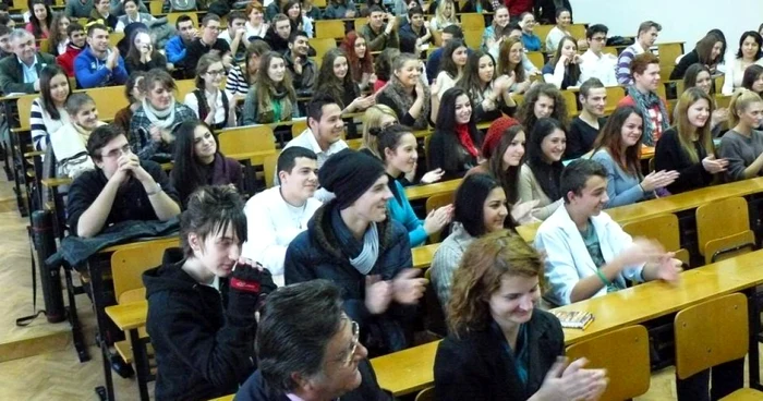 Liceenii vor fi învăţaţi să-şi întocmească un CV, vor primi educaţie financiară şi vor învăţa o meserie. FOTO: Adevărul