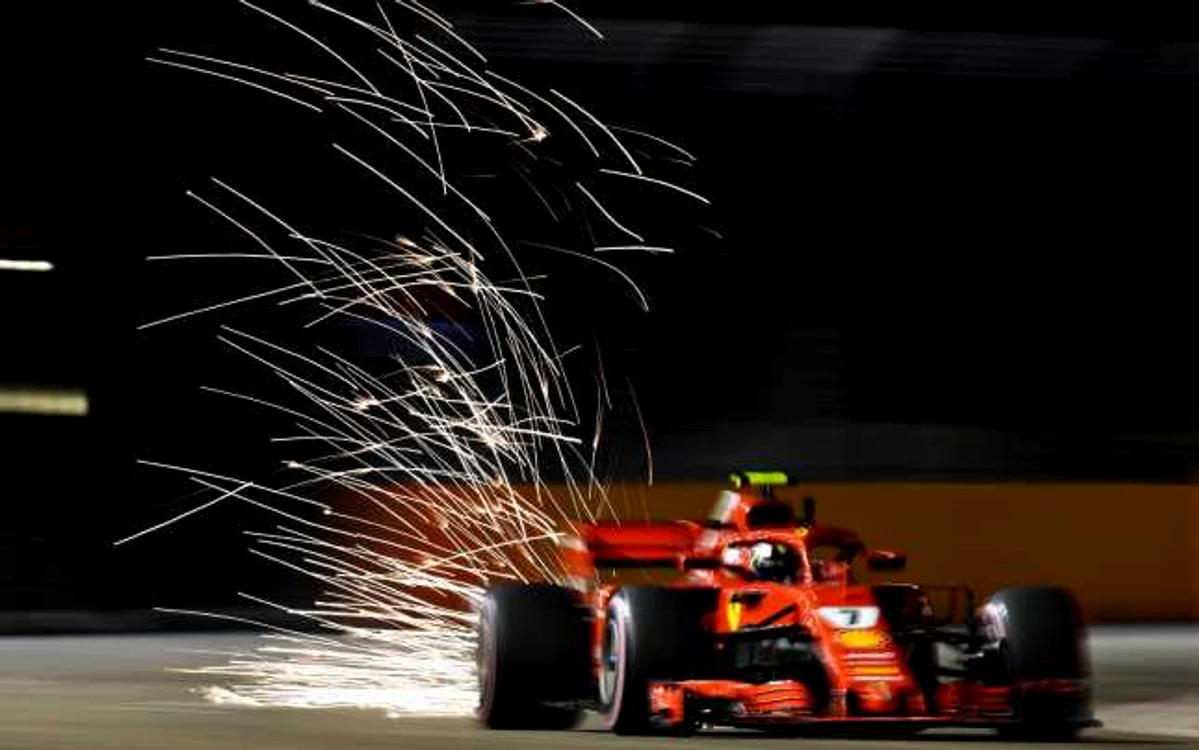 Imaginea Zilei / Scântei ies din spatele monopostului lui finlandezului Kimi Raikkonen de la (7) Scuderia Ferrari SF71H în timpul antrenamentelor pentru Grand Prix-ul de Formula 1 din Singapoare pe circuitul Marina Bay Street FOTO Guliver / Getty Ima