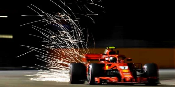 Imaginea Zilei / Scântei ies din spatele monopostului lui finlandezului Kimi Raikkonen de la (7) Scuderia Ferrari SF71H în timpul antrenamentelor pentru Grand Prix-ul de Formula 1 din Singapoare pe circuitul Marina Bay Street FOTO Guliver / Getty Ima