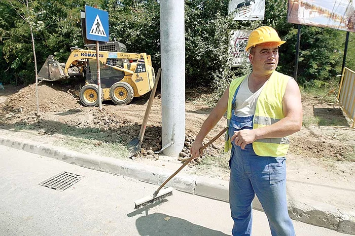 Cu gândul la grătarele de acasă, acest muncitor a lucrat mai cu spor