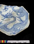 Fragment de bol din porțelan albastru-și-alb din dinastia Yuan, decorat la interior cu un dragon, secolul al XIV-lea (© dr. Michael Flecker)