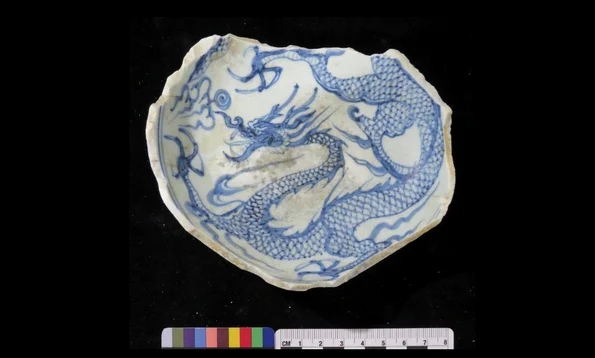Fragment de bol din porțelan albastru-și-alb din dinastia Yuan, decorat la interior cu un dragon, secolul al XIV-lea (© dr. Michael Flecker)