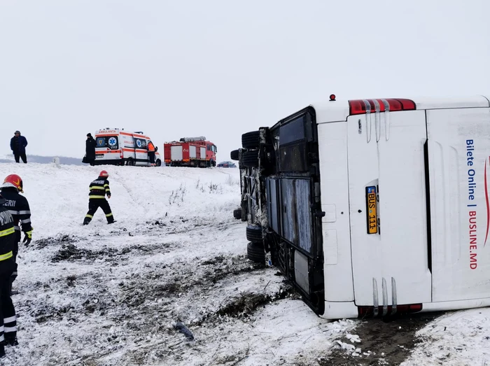 Autocar răsturnat în județul Galați FOTO: ISU Galați