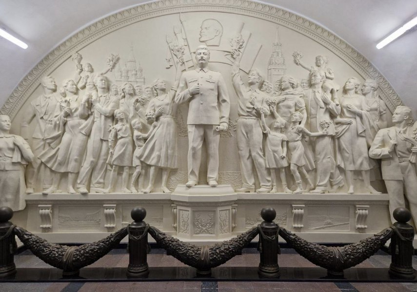 O statuie a lui Stalin a fost reinstalată în metroul de la Moscova. „Este un scuipat în faţa istoriei”