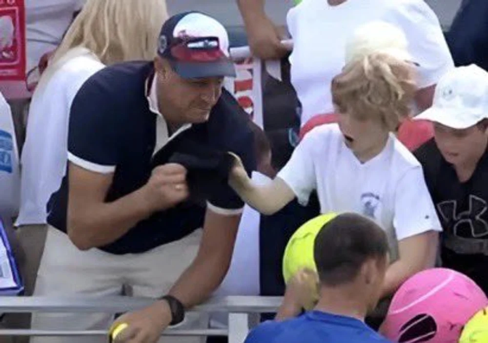 Scene halucinante la US Open. Un milionar i-a smuls unui băiețel șapca dăruită de un jucător de tenis. Cum l-au demascat internauții