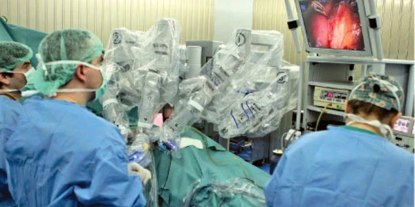 Operaţia se realizează cu ajutorul celor trei braţe ale robotului, intervenţia umană fiind minimă