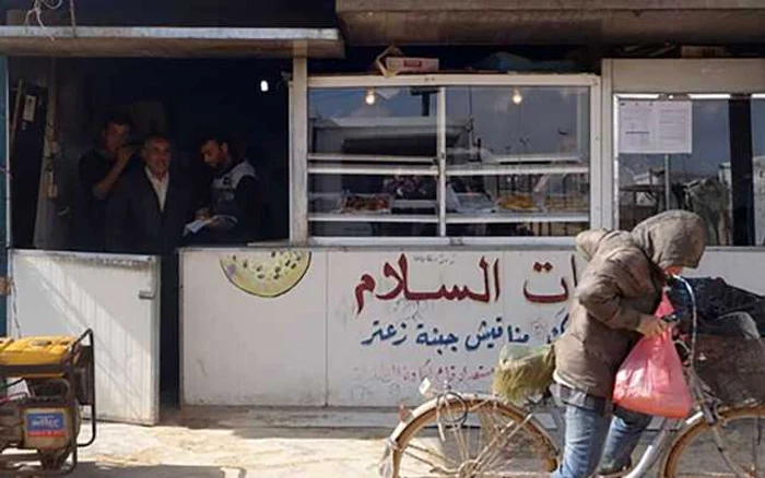 „Pizzeria Păcii“ face pizza pentru refugiaţii sirieni din tabăra Zaatari, Iordania FOTO Nasserddine Touaibia/UNHCR