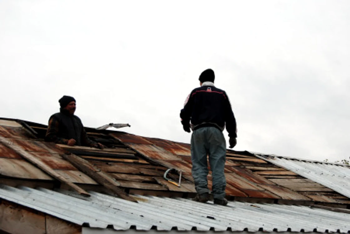 Slatina: Îşi repară casa distrusă azi noapte de incendiu