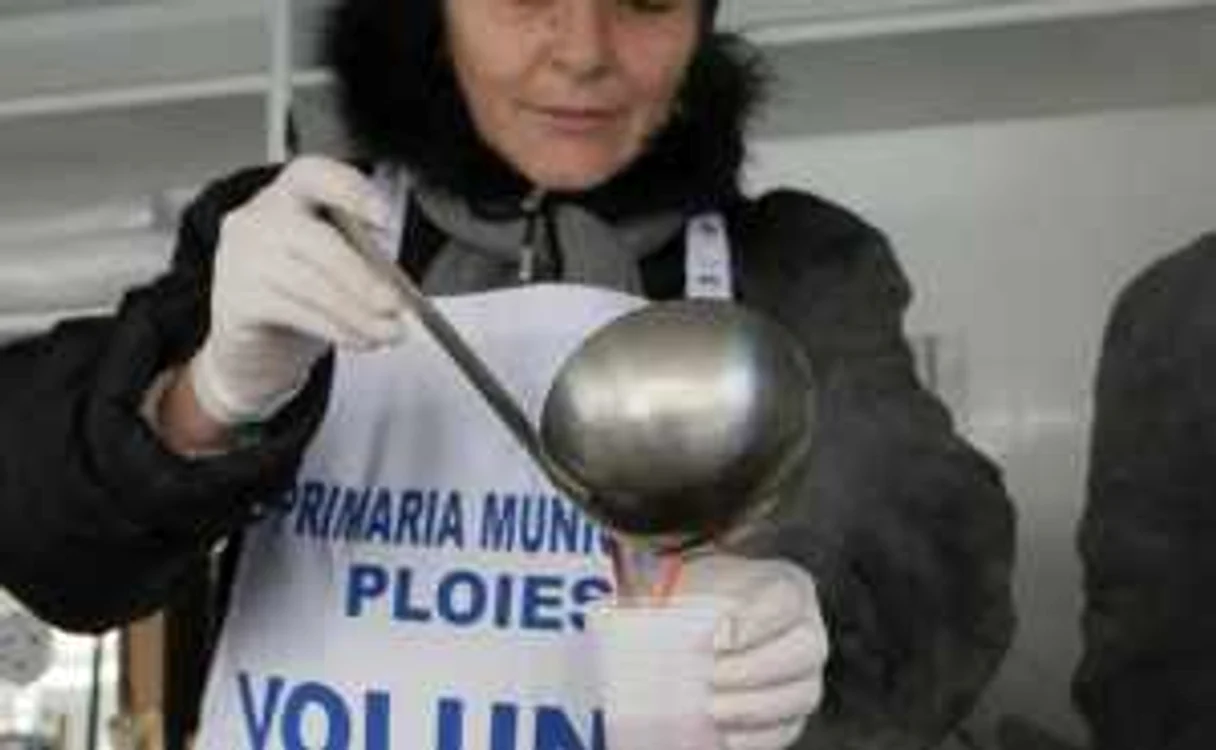 Voluntarii din cele 3 puncte mobile vor oferi ceai pe toată durata iernii